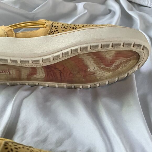 Euc jambu Mustard Slip On’s - Picture 3 of 4